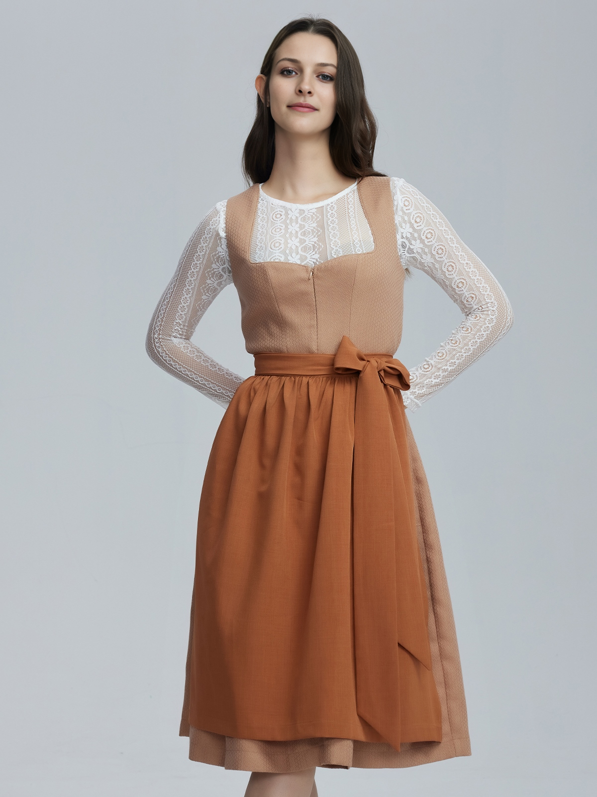Modernes Dirndl in Braun