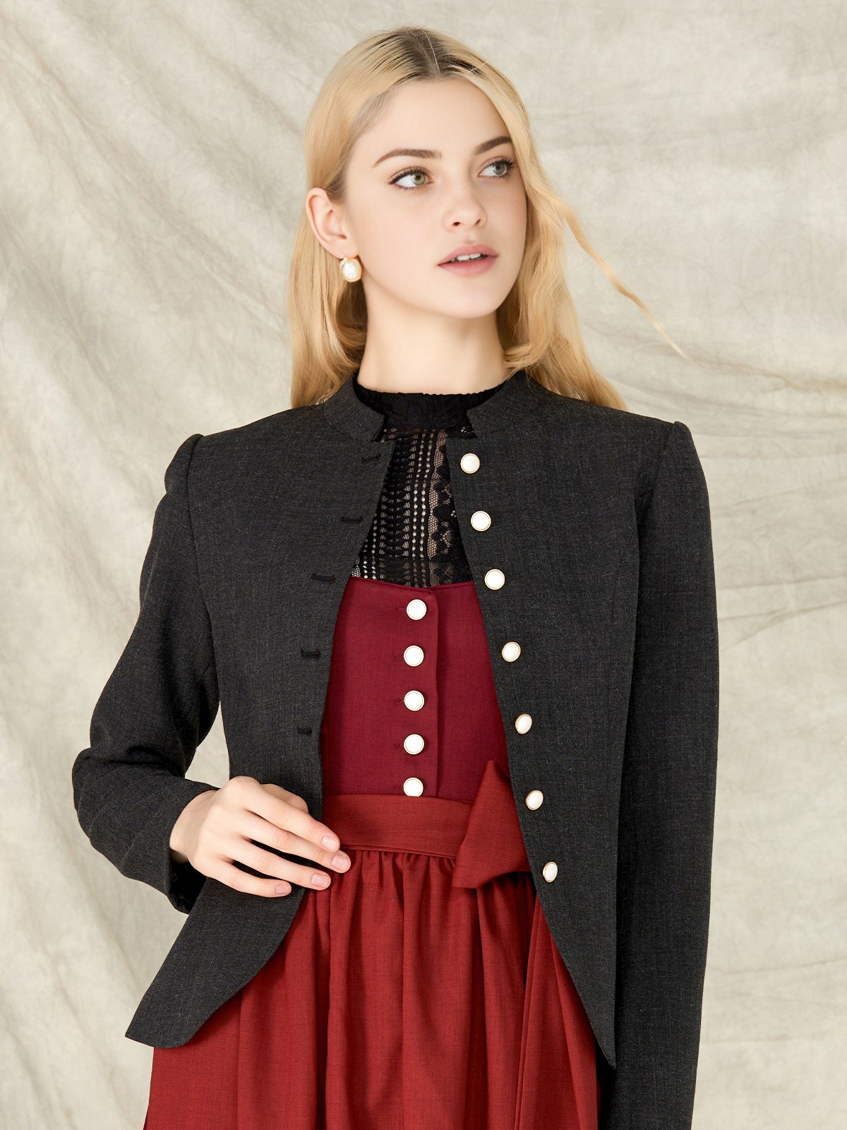 Schwarz Rotes Dirndl mit modernem Schnitt