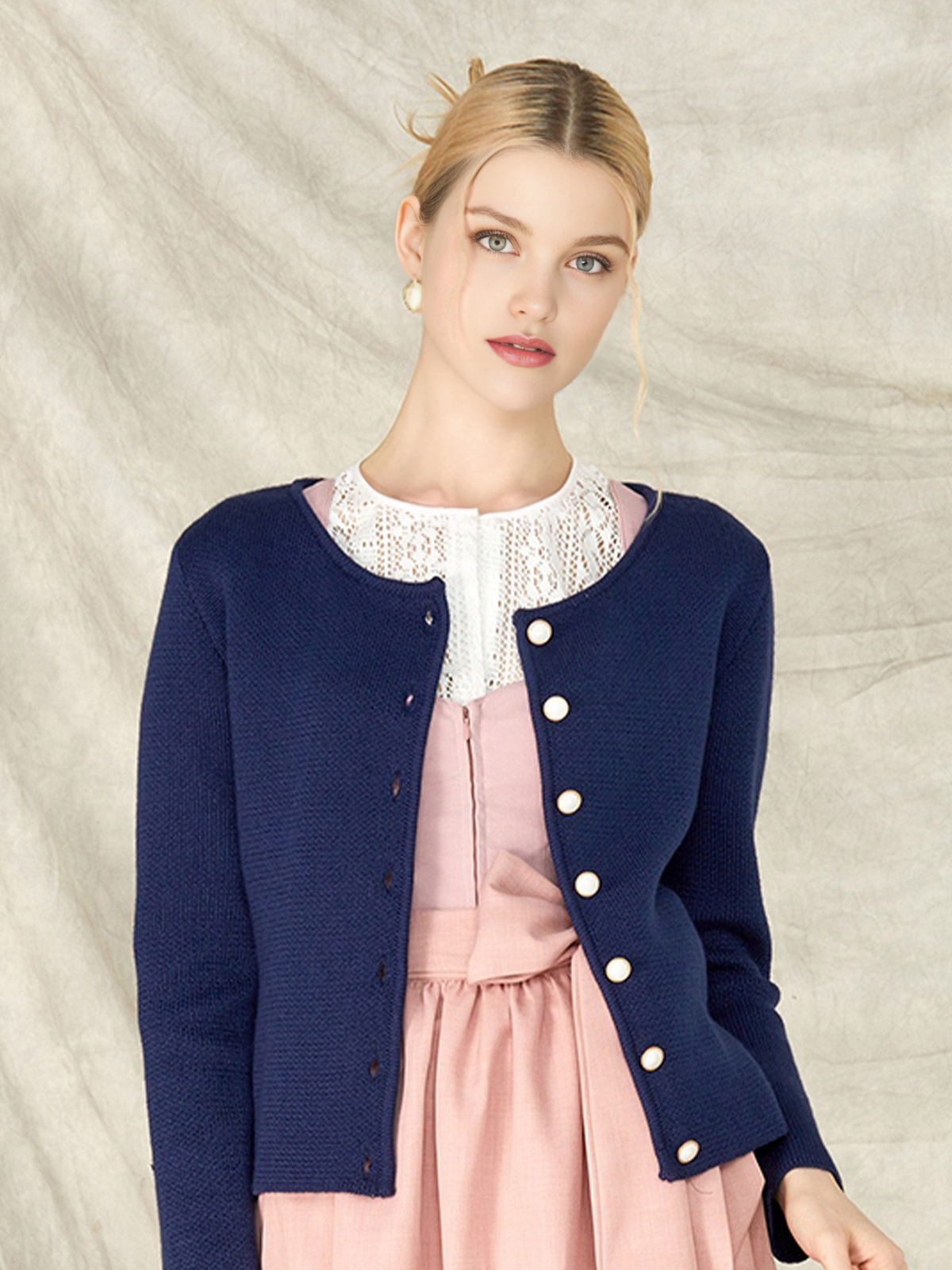 Lila Dirndl Bluse in Marineblau