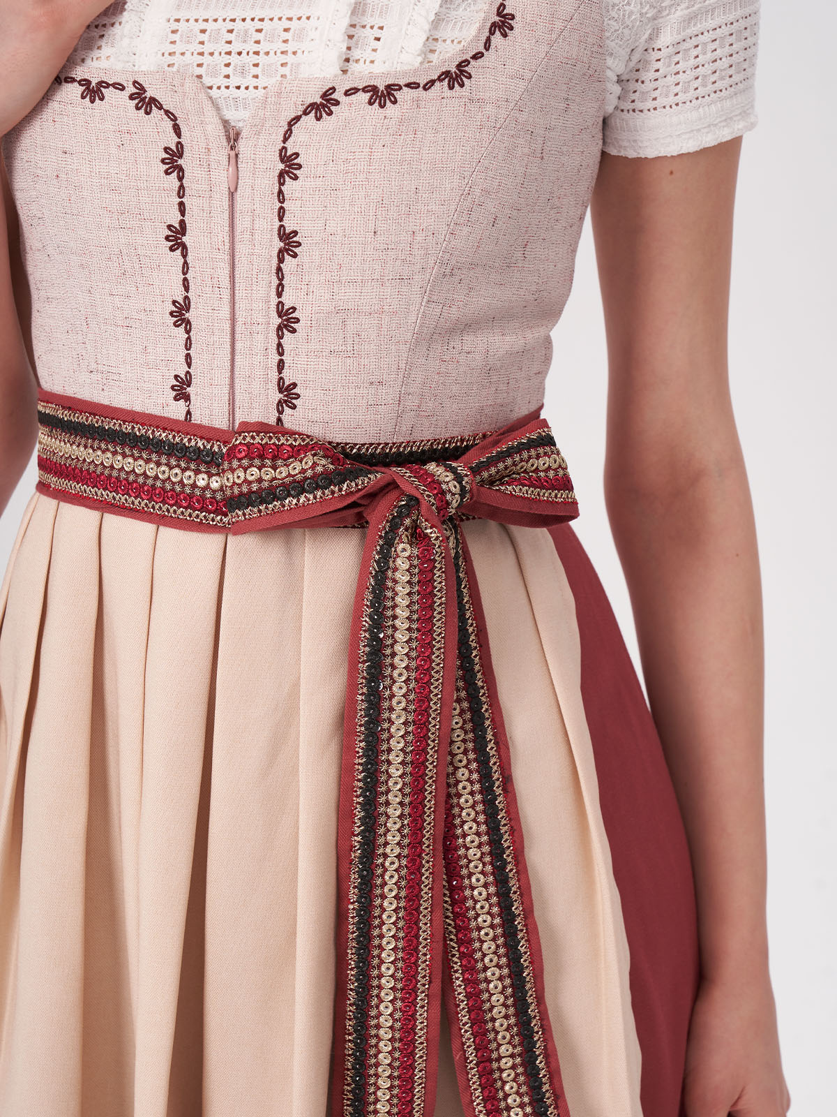 Dirndl in Rosa mit floralen Details