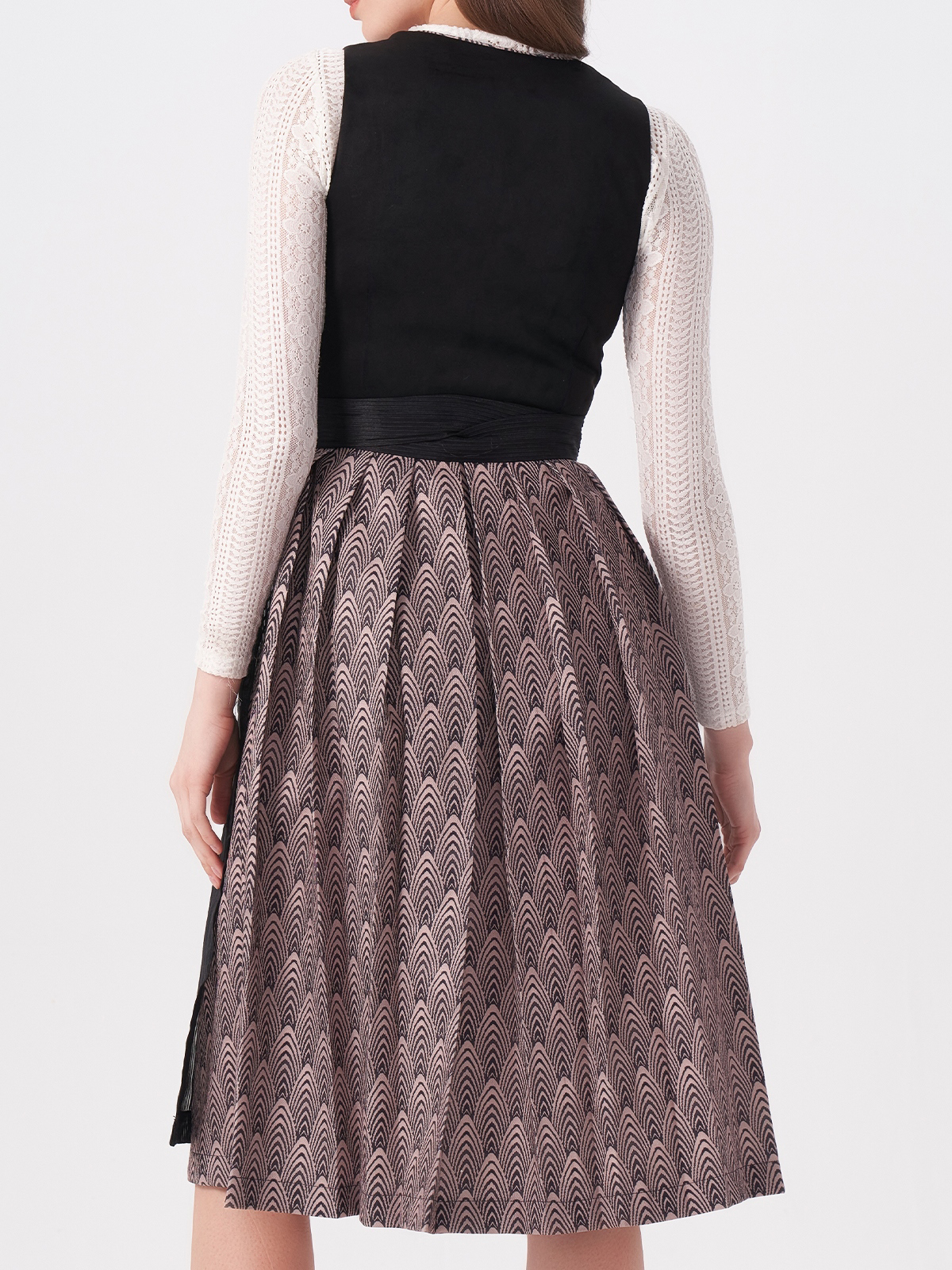 Elegantes schwarzes SamtDirndl mit raffinierten Details