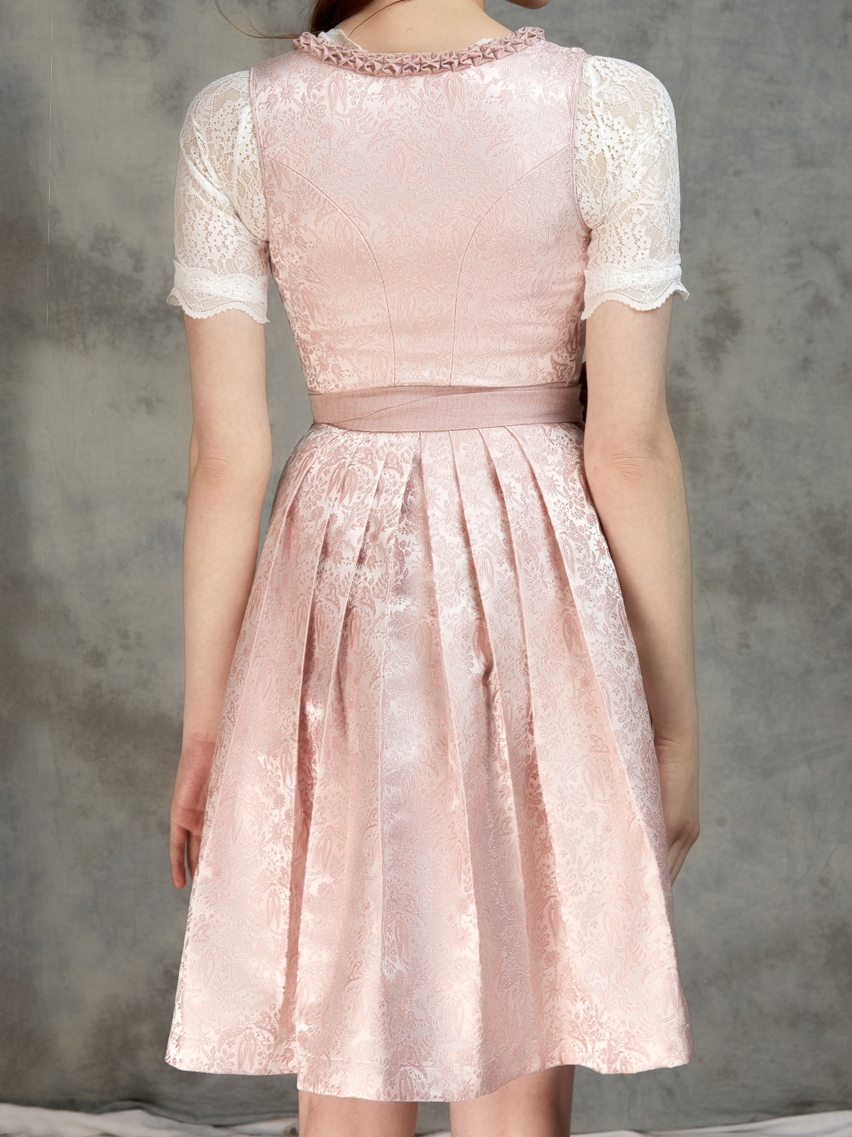 Schwarzes Dirndl mit rosa Schürze