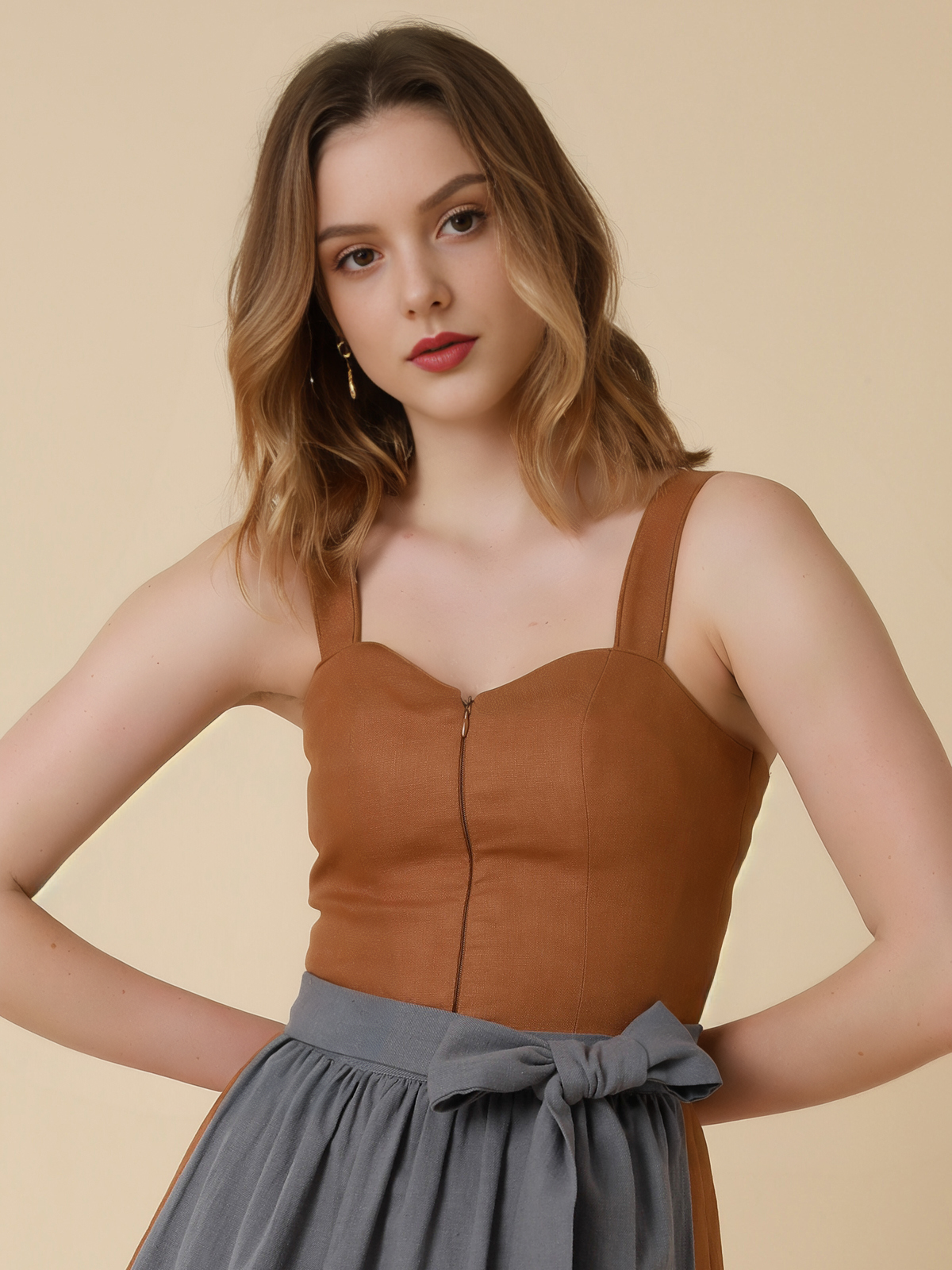 Modernes Dirndl in Gelb mit femininem Schnitt