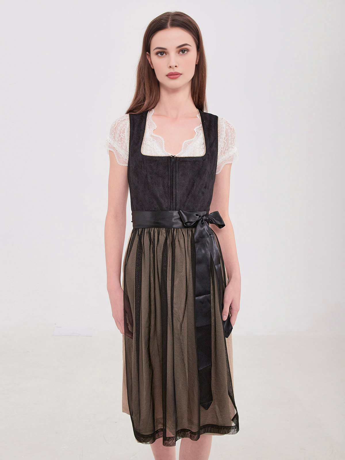 Modernes Dirndl in Schwarz – perfekt für Stadt und Fest