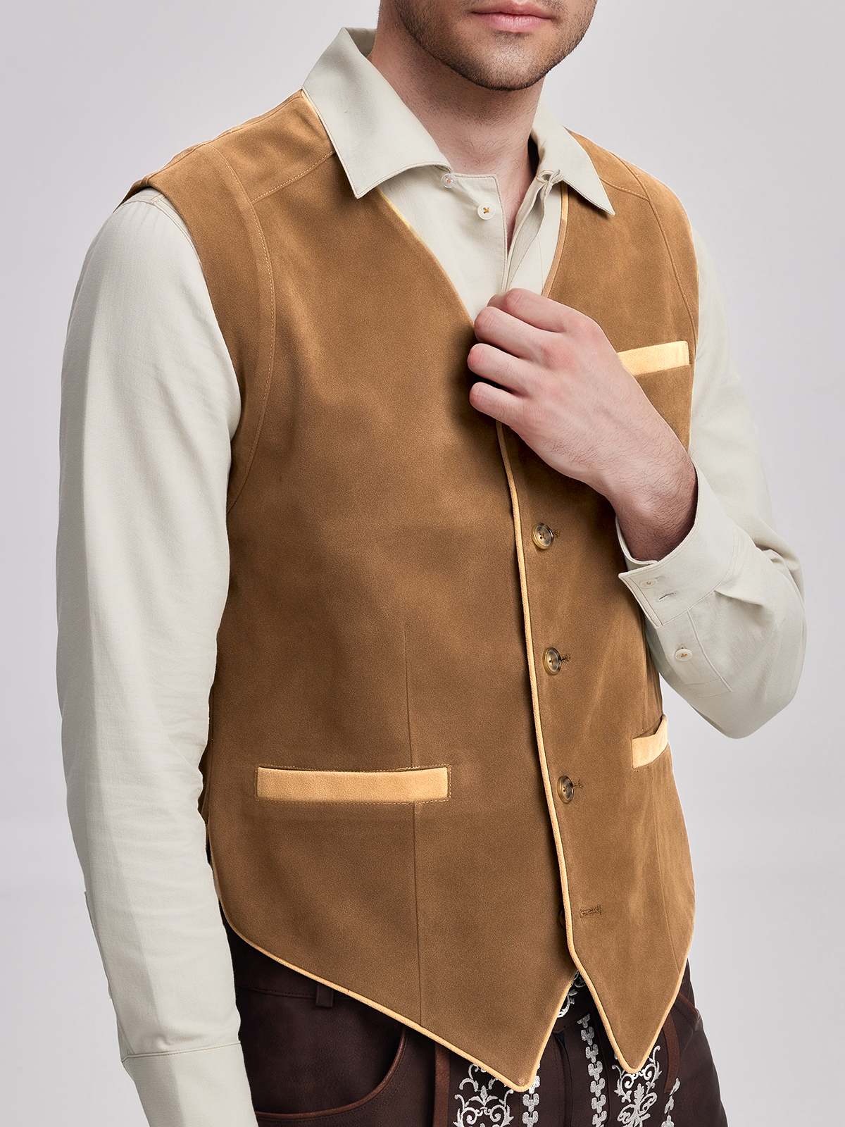 Moderne Dirndl.Bluse in Gelb mit raffiniertem Schnitt