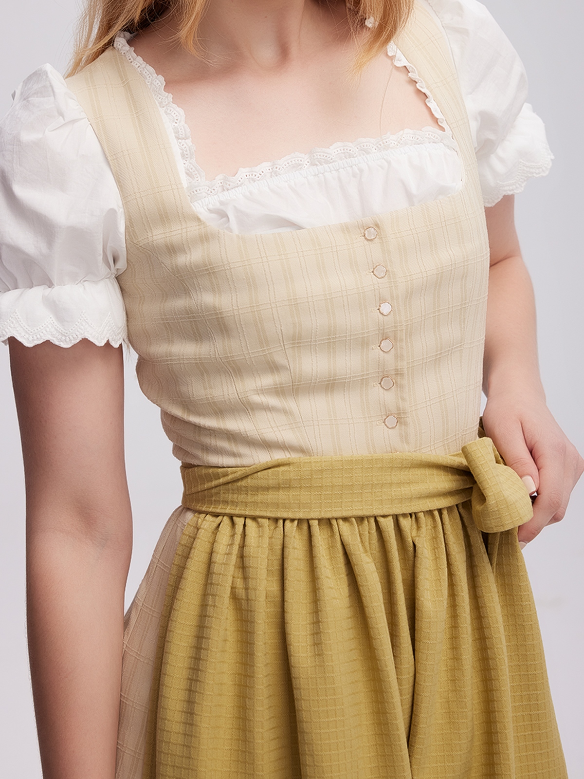 Dirndl aus Samt in Grün