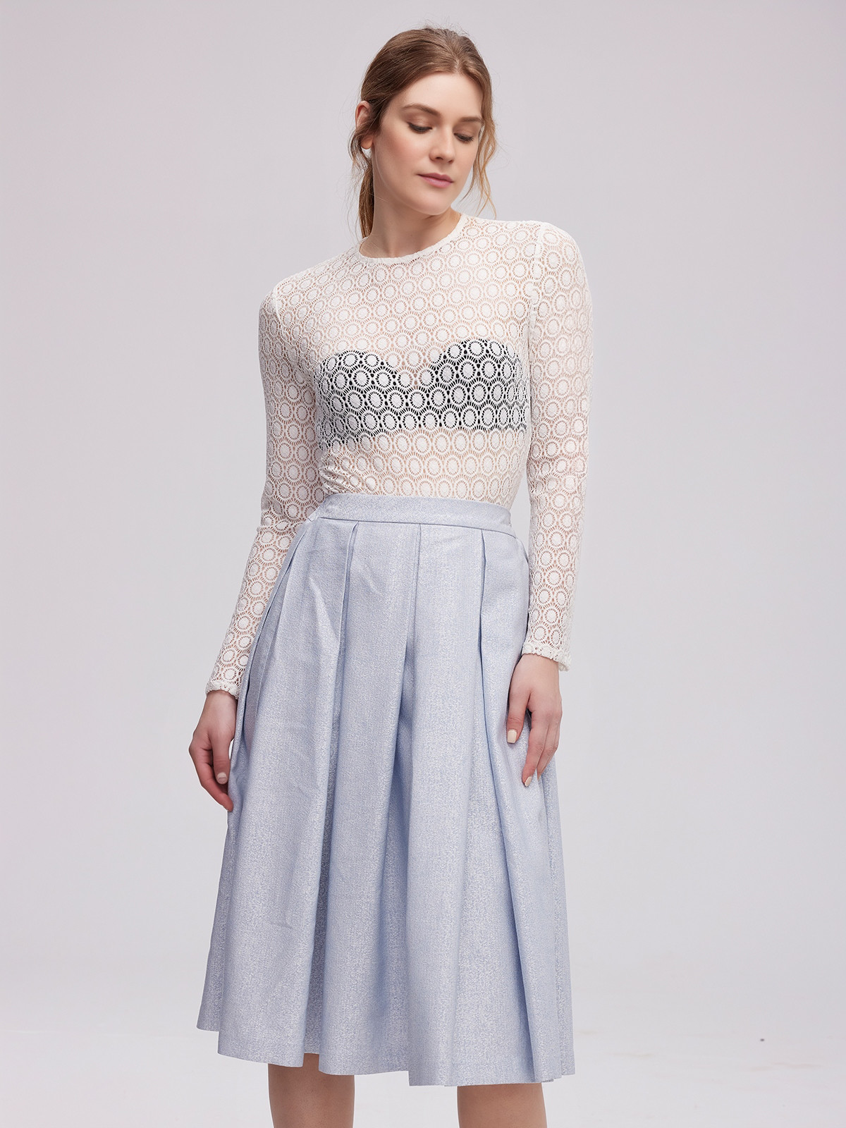 Ein elegantes grünes Dirndl mit floralen Details