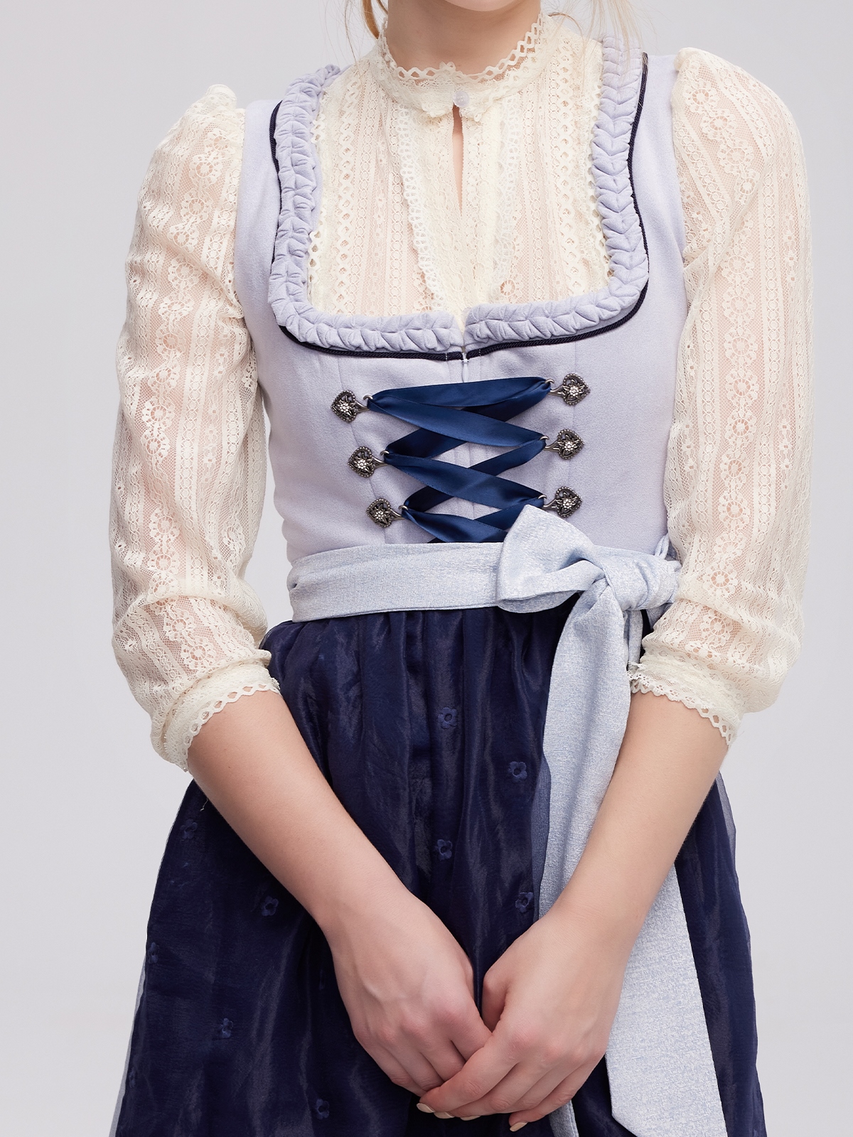 Modernes Dirndl in Blau und Schwarz