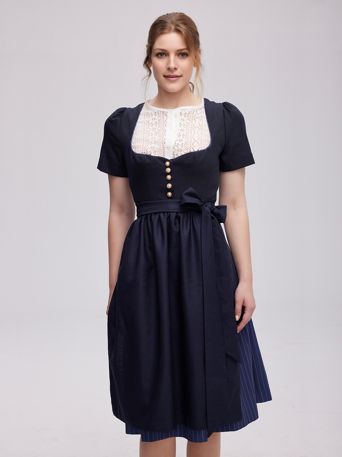 Dirndl mit 70 cm Taillenweite in Blau