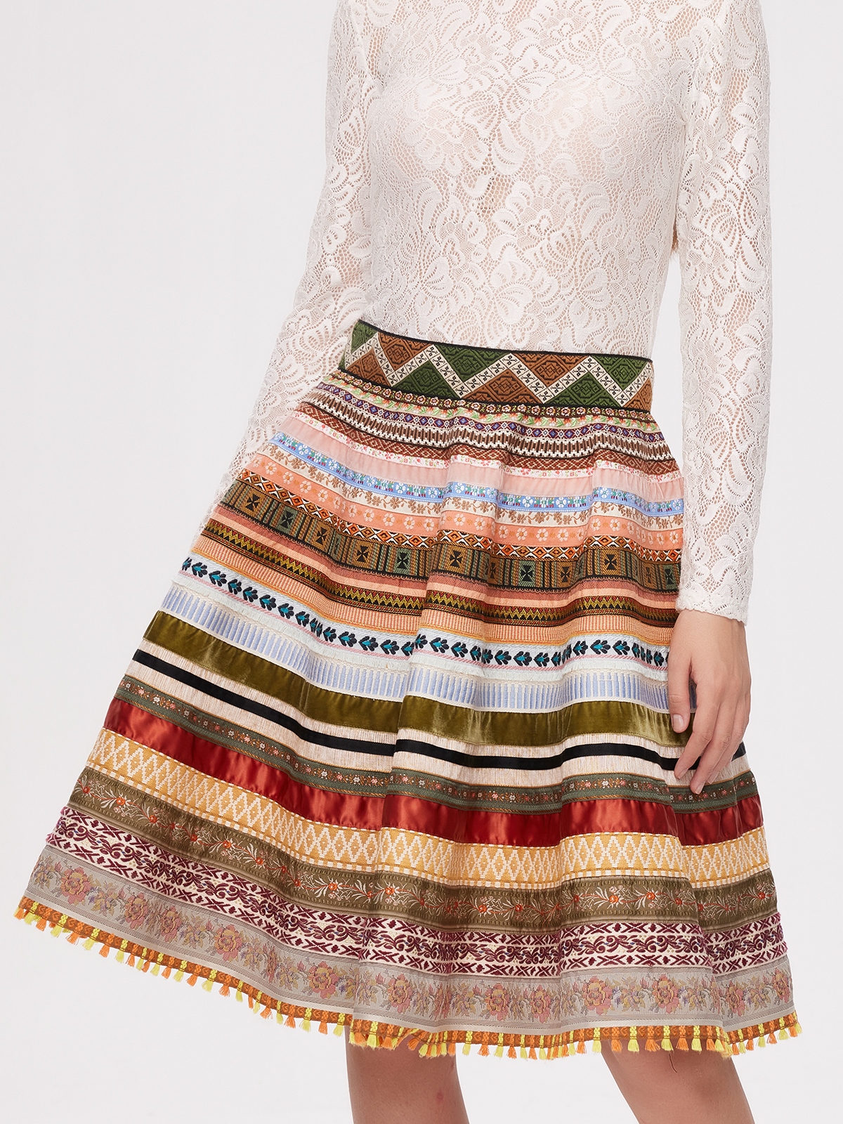 Dirndl samt dunkelblau mit passenden Accessoires