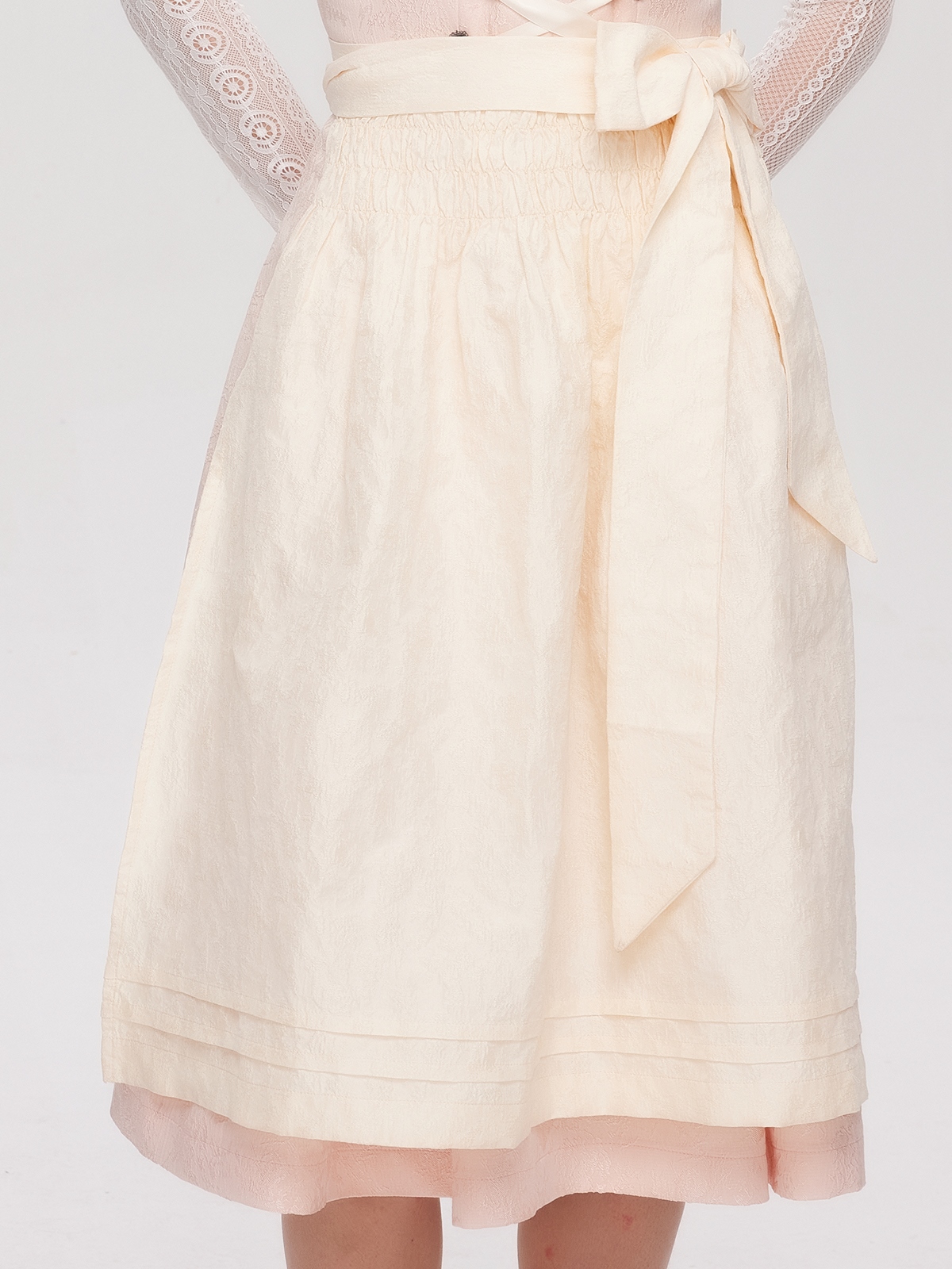 Moderne Dirndlbluse in Rosa mit Spitzenverzierung