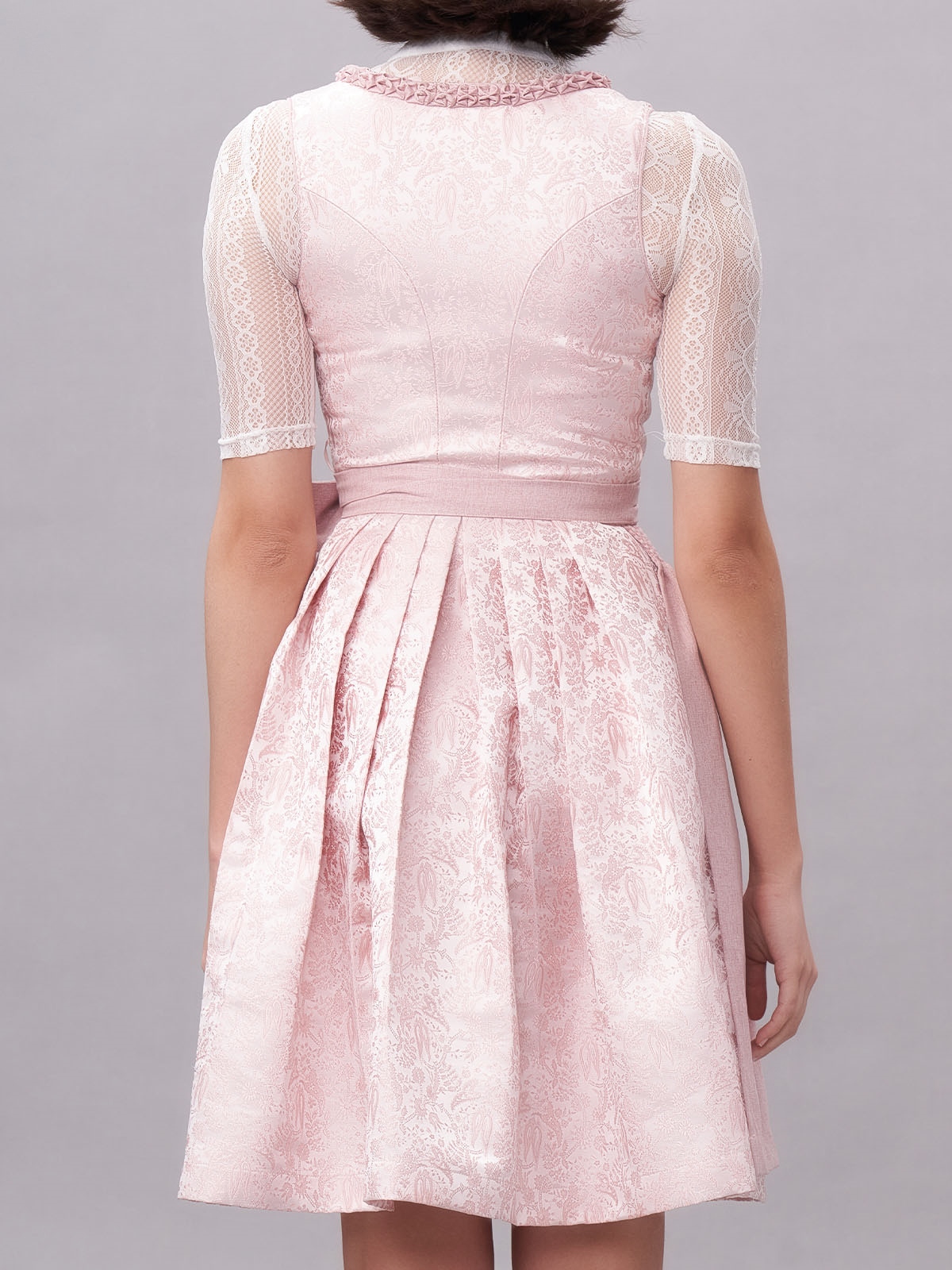 Modernes Dirndl in Rosa mit raffinierten Details