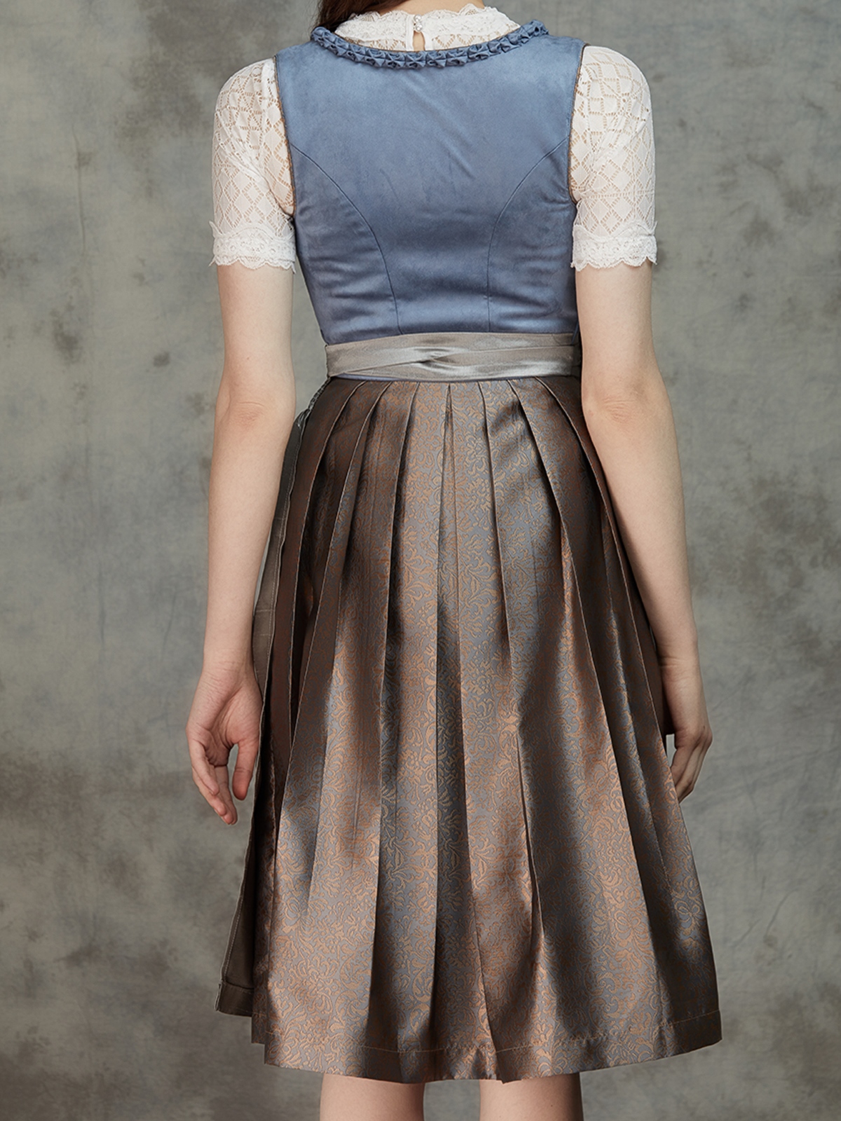 Dirndl mit Spitzenschürze