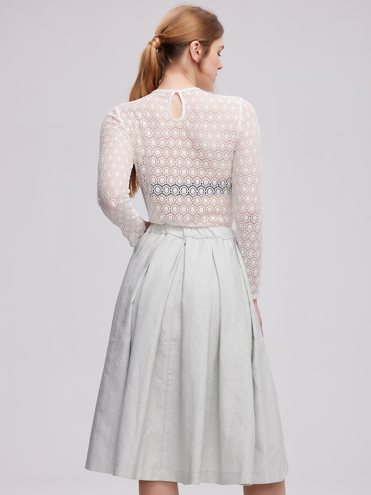 Modernes dunkelrot Dirndl mit schlanker Silhouette