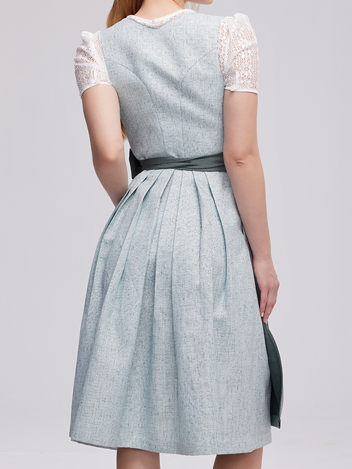 Modernes Dirndl in Grün und Lila