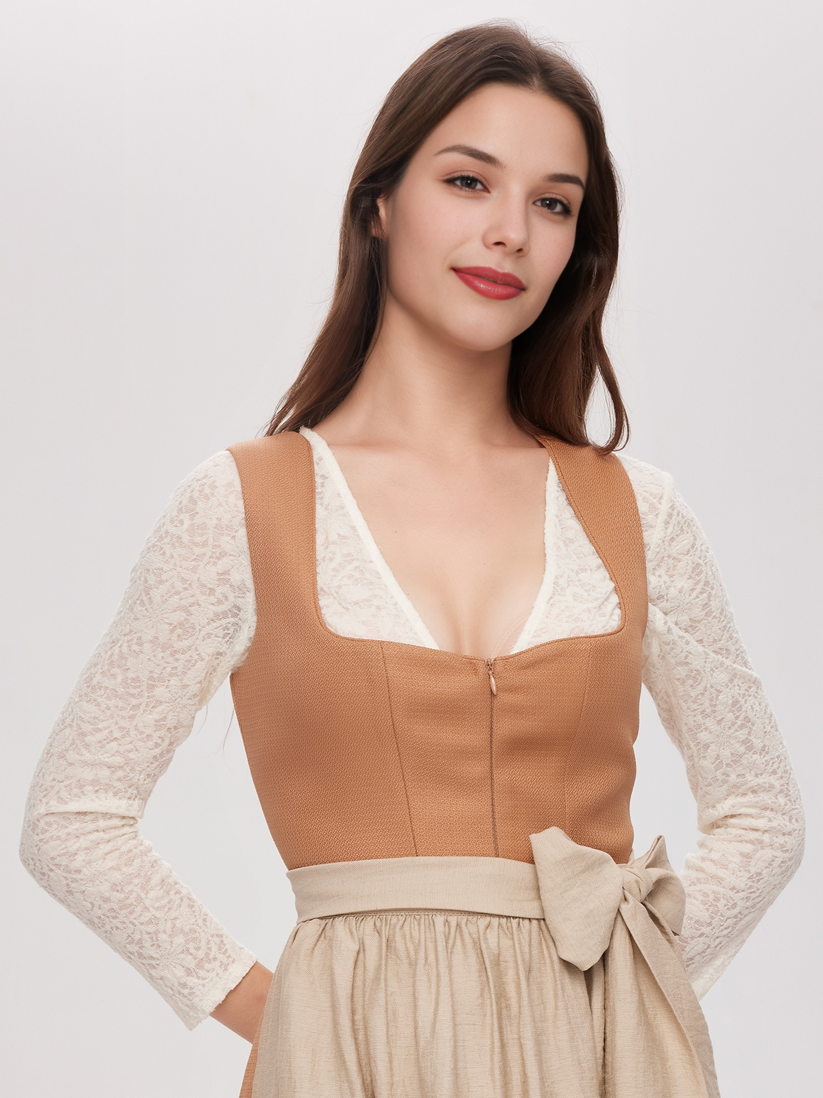 Modernes dunkelrot Dirndl mit figurbetonter Silhouette